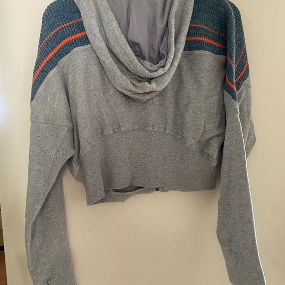 NWT Cropped Free People Movement Sweatshirt. Size XSmall - Picture 9 of 12